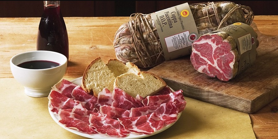 Итальянские продукты: ветчина и колбасы