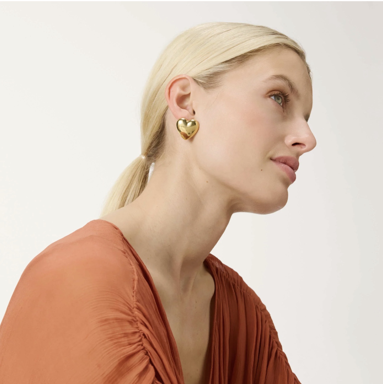 Love Earrings gold, мягкие и женственнее, но сохраняют фирменную силу бренда
