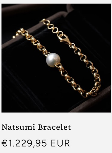 Natsumi Bracelet – 18k Yellow Gold with 9–9.5 mm Akoya PearlA refined bracelet combining rich 18-karat yellow gold and a lustrous 9–9.5 mm Akoya pearl